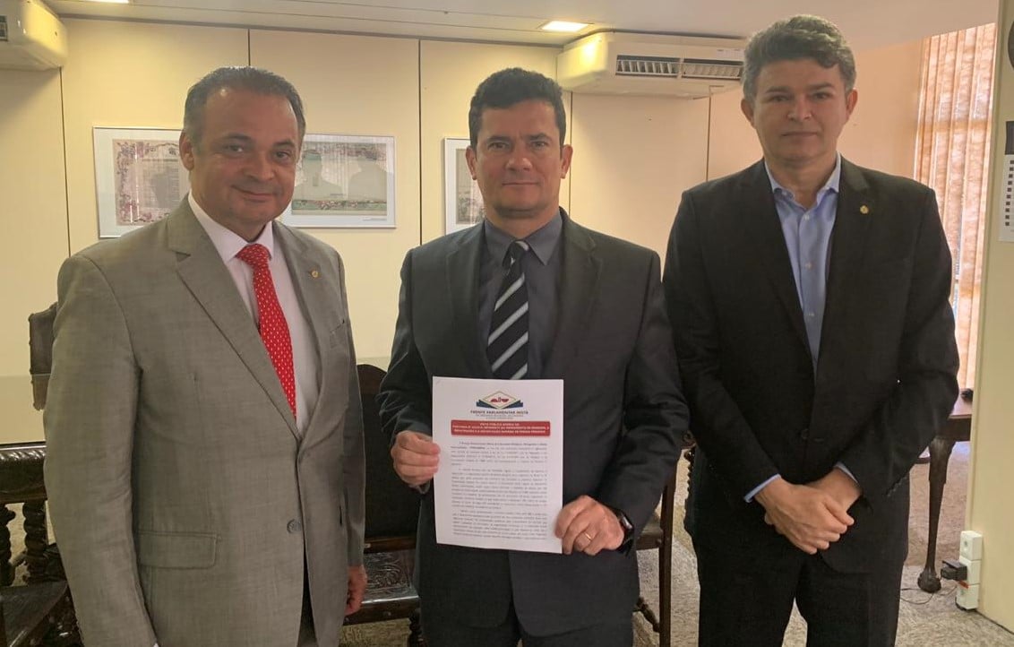 Os deputados federais Roberto de Lucena (Esq) e José Medeiros com o ministro da Justiça e Segurança Pública, Sergio Moro. (Foto: Reprodução/Assessoria)