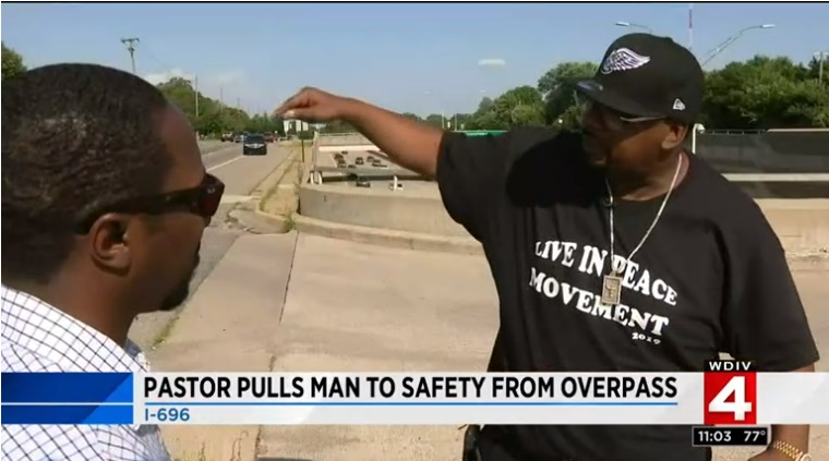 Pastor Maurice Hardwick (direita) conta ao repórter de noticiário local sobre o momento em que impediu um suicídio em um viaduto. (Imagem: Local 4 News)