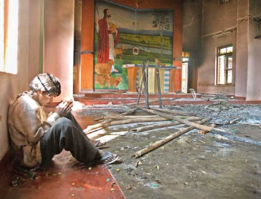 Imagem ilustrativa. Homem indiano orando em igreja destruída. (Foto: Barnabas Fund)