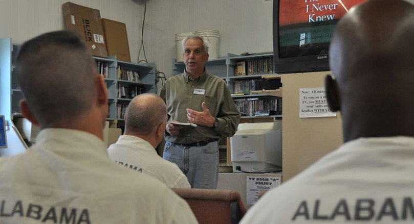 Frank Gossett durante ministração na prisão do Alabama. (Foto: Reprodução/US Mission)