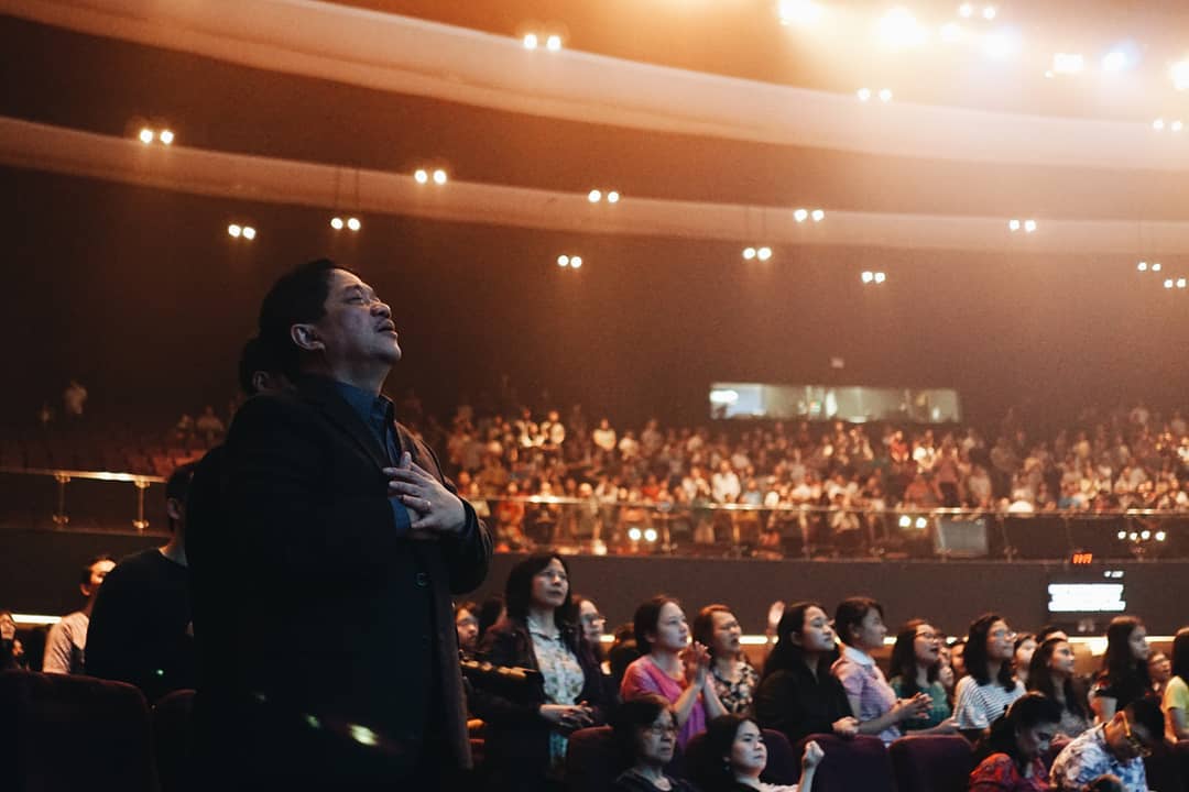 Catedral de Cristo em Serpong no momento do louvor. (Foto: Reprodução/Instagram)