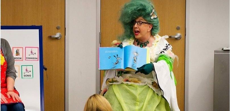 "Miss Kitty Litter" lendo histórias para crianças em um evento realizado pela Biblioteca Pública de Austin, Texas, EUA. (Foto: Cortesia da Mass Resistance)