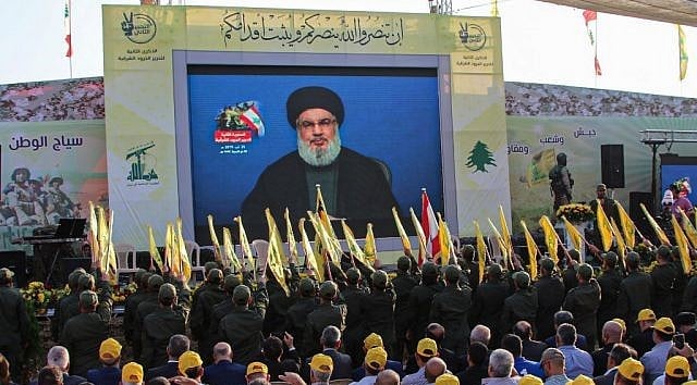 Simpatizantes do grupo terrorista xiita Hezbollah se reúnem para assistir à transmissão de um discurso do líder Hasan Nasrallah, no vale de Bekaa, no Líbano, em 25 de agosto de 2019. (Foto: Reprodução/AFP) 