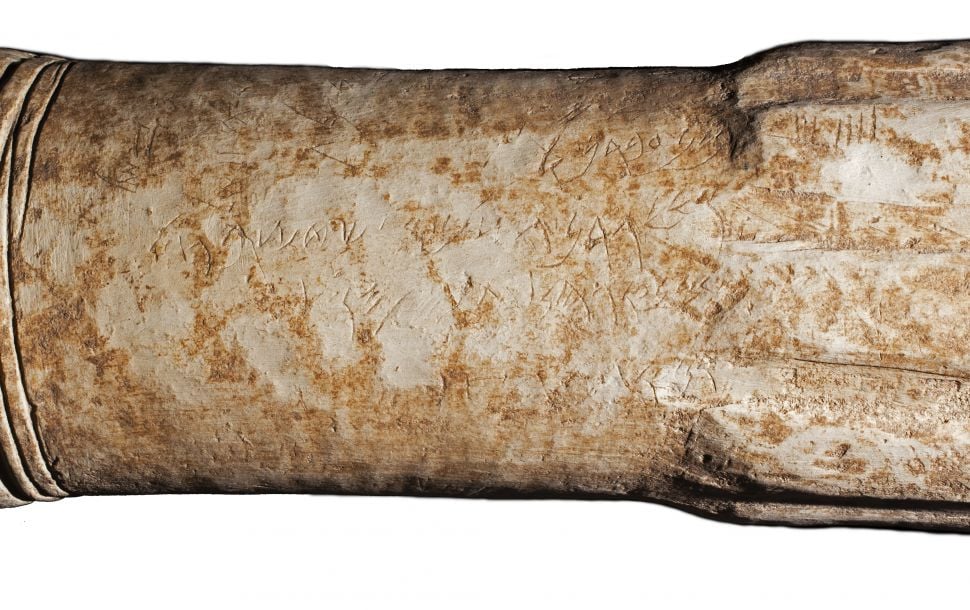 Altar de pedra cilíndrico de 2.800 anos de idade descoberto recentemente em um santuário na antiga cidade de Atarote, na Jordânia. (Foto: Reprodução/Adam Bean)