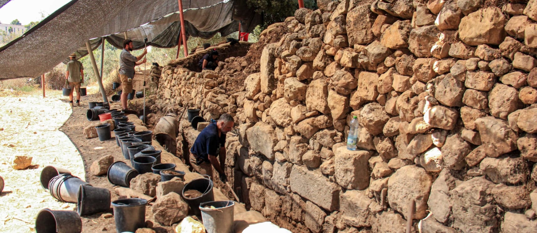 Arqueólogos descobrem as enormes muralhas de Quiriate-Jearim, em Israel. (Foto: Ariel David)