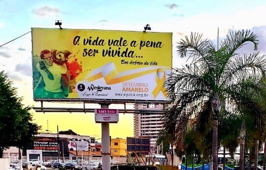 Totem com mensagem do “Setembro Amarelo” na campanha criada pela Igreja Wesleyana de Vila Velha (ES). (Foto: Reprodução/Facebook)