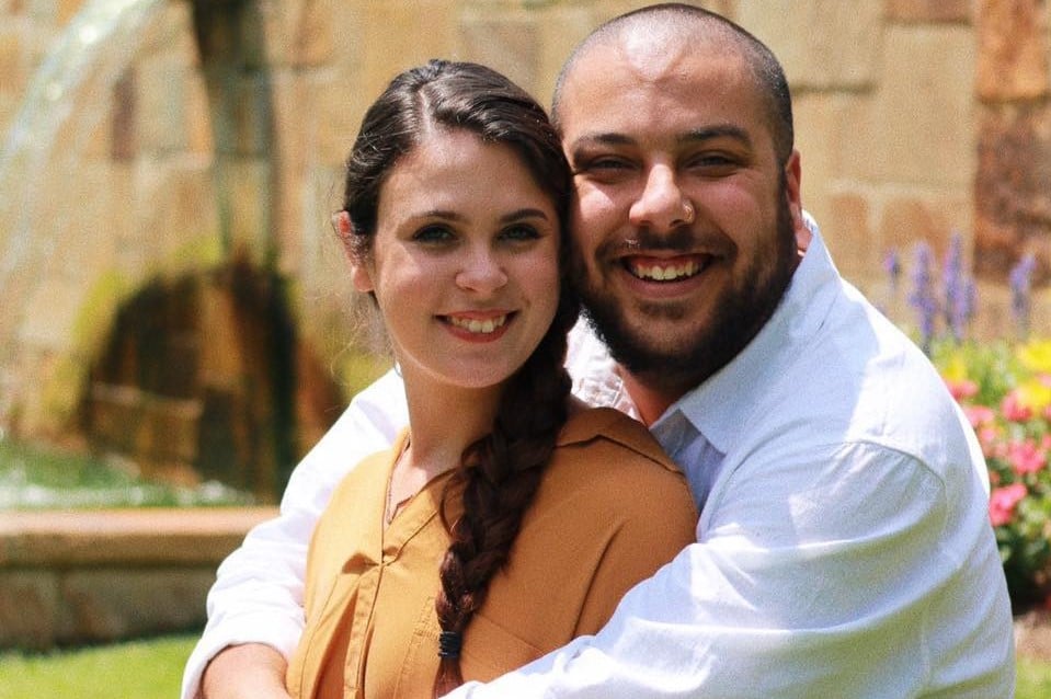 Gabriel ao lado da noiva Madison Kimble. (Foto: Reprodução/unboxedson/Facebook)