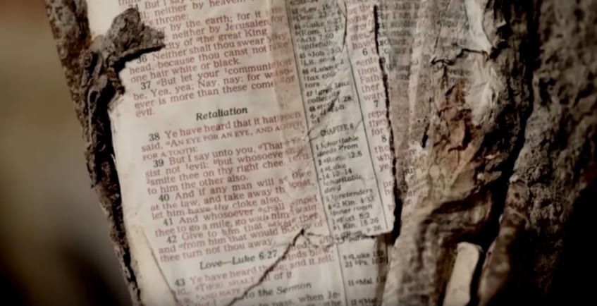 Fragmento da Bíblia em um pedaço de aço fundido dos escombros do 11 de Setembro. (Foto: Reprodução/FaithIt)