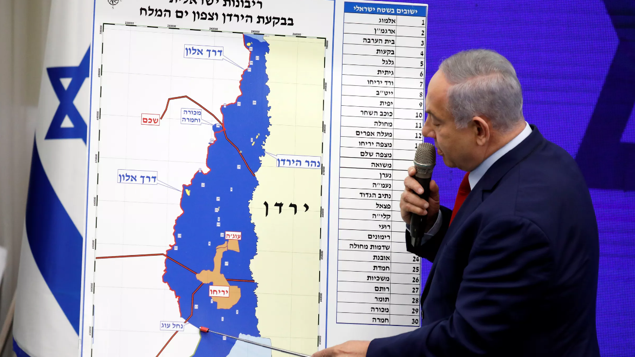 Benjamin Netanyahu, mostra áreas da Cisjordânia que pretende incorporar ao controle israelense. Região percorre a fronteira com a Jordânia. (Foto: Amir Cohen/Reuters)