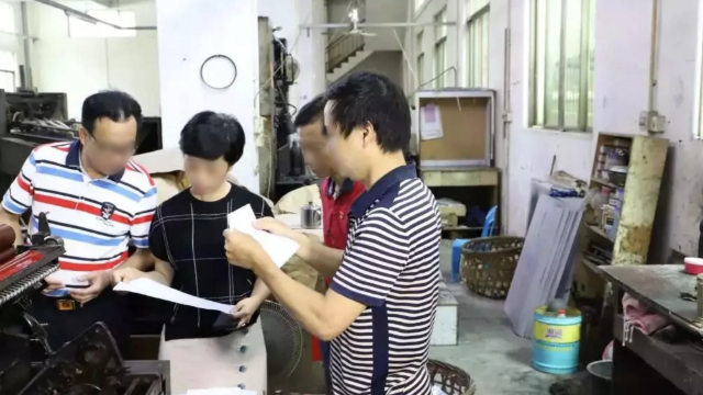 Uma gráfica na província de Guangdong é inspecionada por autoridades. (Foto: Reprodução/Bitter Winter)