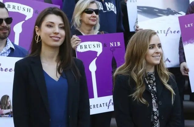Joanna Duka e Breanna Koski à frente da Corte Suprema do Arizona em 22 de janeiro de 2019. (Foto: Ross D. Franklin / AP Photo)