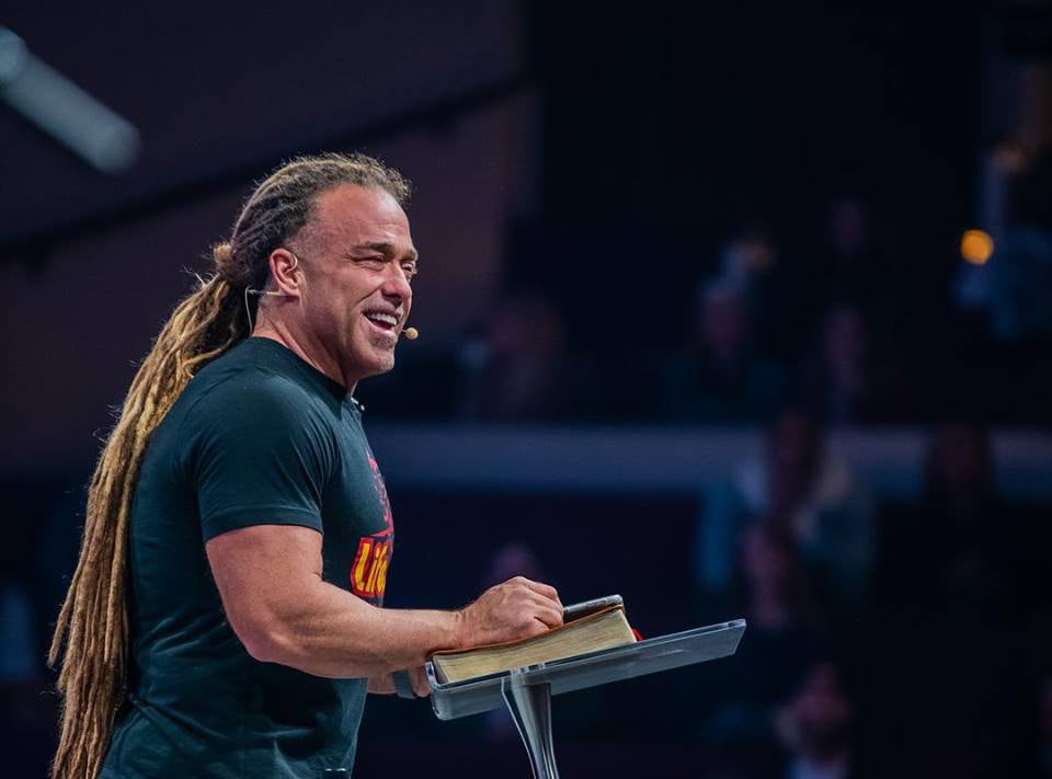 O evangelista Todd White esclarece que a falta de cura não é provocada pela falta de fé. (Foto: Reprodução/Facebook)