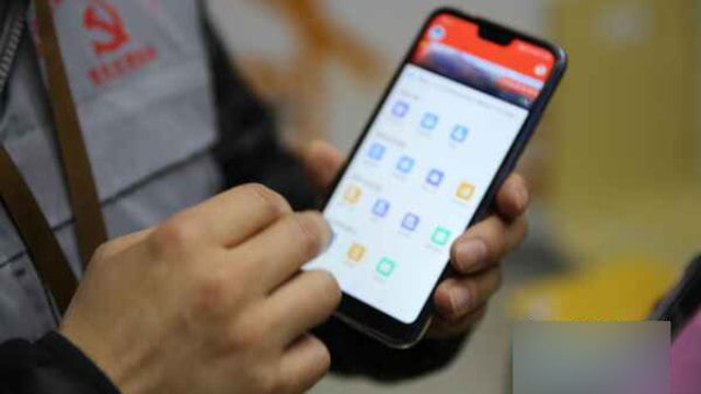 Os administradores de grade recebem telefones e precisam usar um aplicativo móvel especial para registrar as informações que são coletadas em uma plataforma online. (Foto: Reprodução/Bitter Winter)