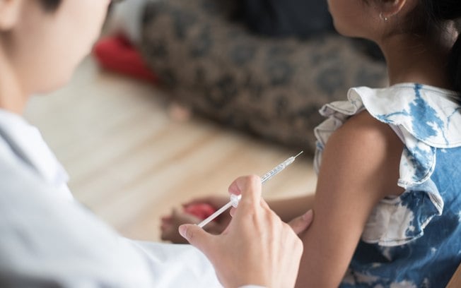 Bloqueadores de puberdade continuam sendo prescritos para crianças, apesar de suas contraindicações. (Foto: Shutterstock)