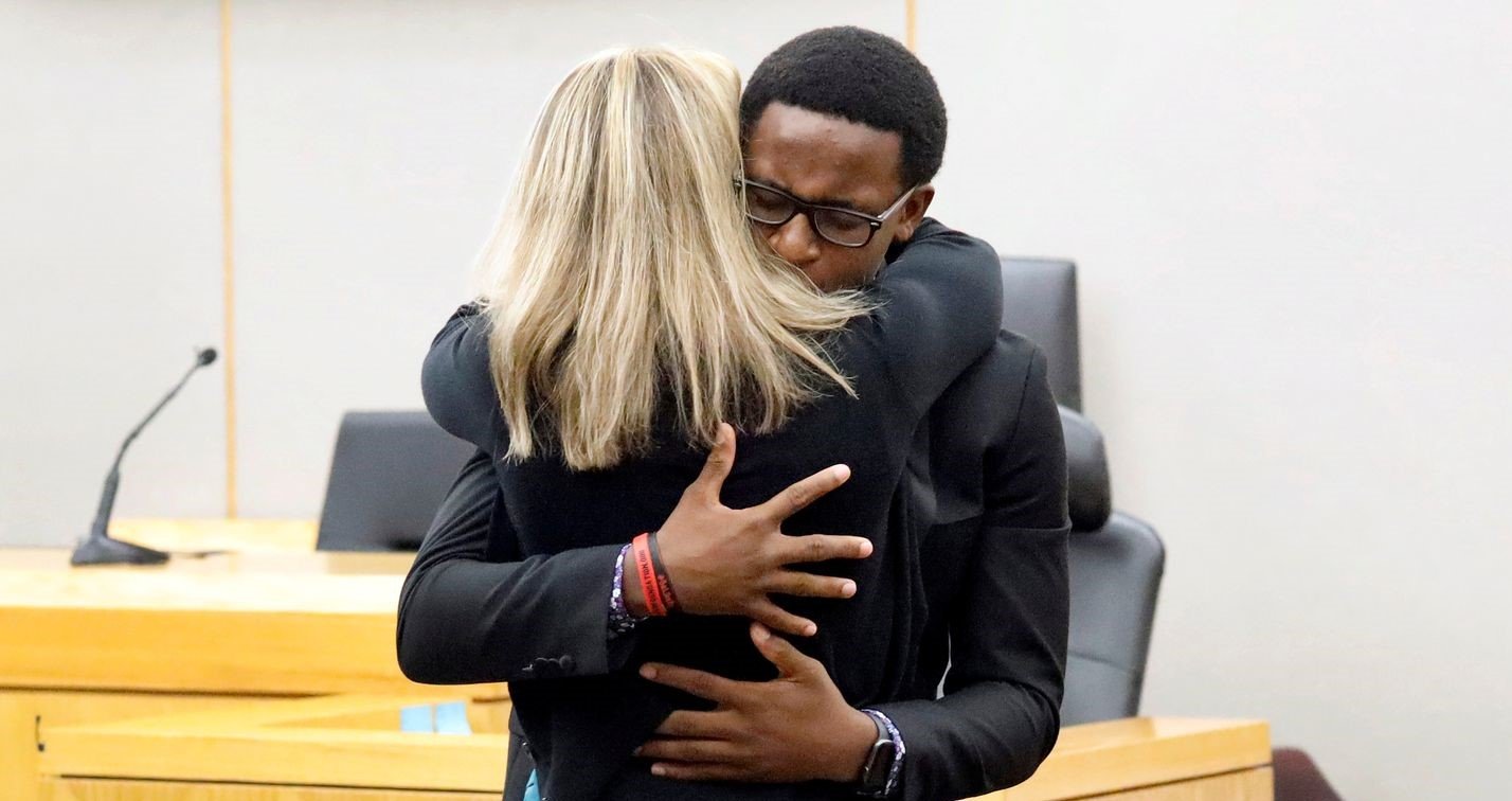 Brandt Jean abraça a policial Amber Guyt após declarar que a perdoa por ter matado seu irmão. (Foto: Tom Fox/Via Reuters)