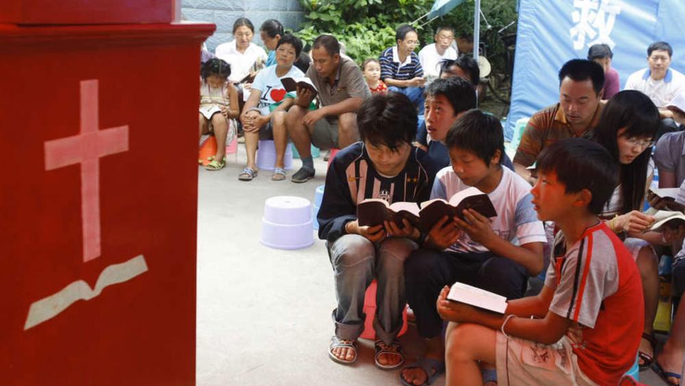 Cristãos participam de culto em igreja na China. (Foto: China Aid)