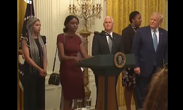 A jovem Mahlet, de origem etíope, faz oração por Trump na Casa Branca. (Foto: Reprodução/Twitter)