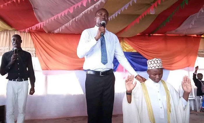 Pastor Stephen Waiswa, dos Ministérios da Evangelização da Bíblia, levando um muçulmano a Cristo. (Foto: Reprodução/UGCN)