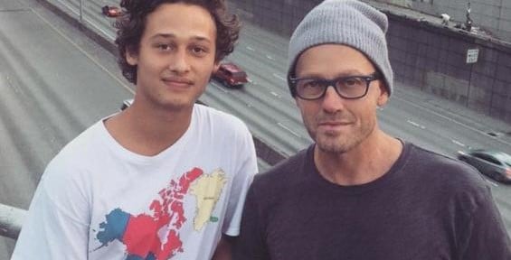 TobyMac e filho Truett. (Foto: Reprodução/Premier)