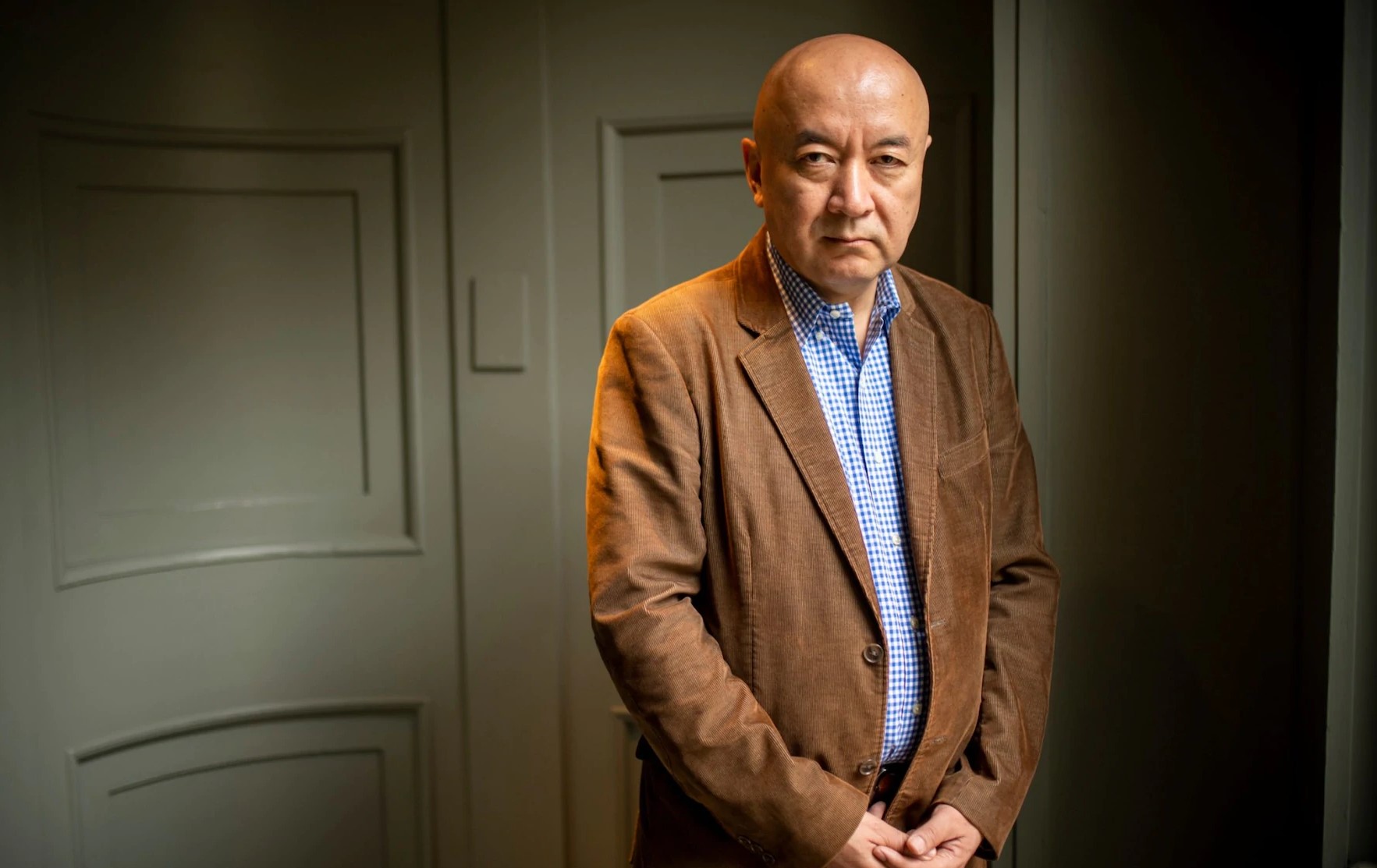 Dr. Enver Tohti, um ex-cirurgião da China que agora trabalha como motorista do Uber no Reino Unido, e diz ter participado de extrações de órgãos ordenadas pelo PCC. (Foto: Reprodução/Paul Grover)