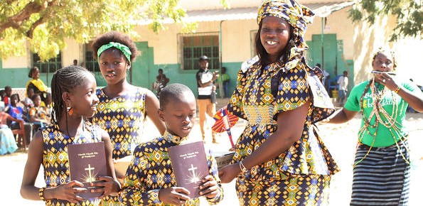 Comunidade da África com a Bíblia traduzida em seu idioma. (Foto: Reprodução/Premier)