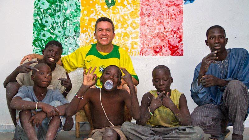 Pastor José Dilson (ao fundo) com garotos talibes, resgatados por seu projeto, no Senegal. (Foto: Arquivo Pessoal)