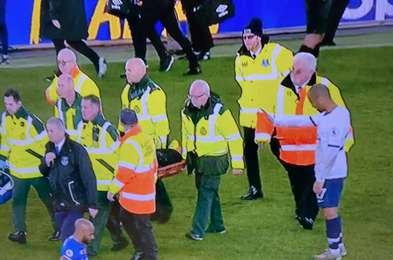 Imagem registra momento em que o meia brasileiro Lucas Moura ora por oponente. (Foto: Reprodução/Twitter)