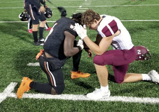 Os atletas Gage Smith e Ty Jordan oraram juntos após jogo de futebol americano. (Foto: Takka Jordan)
