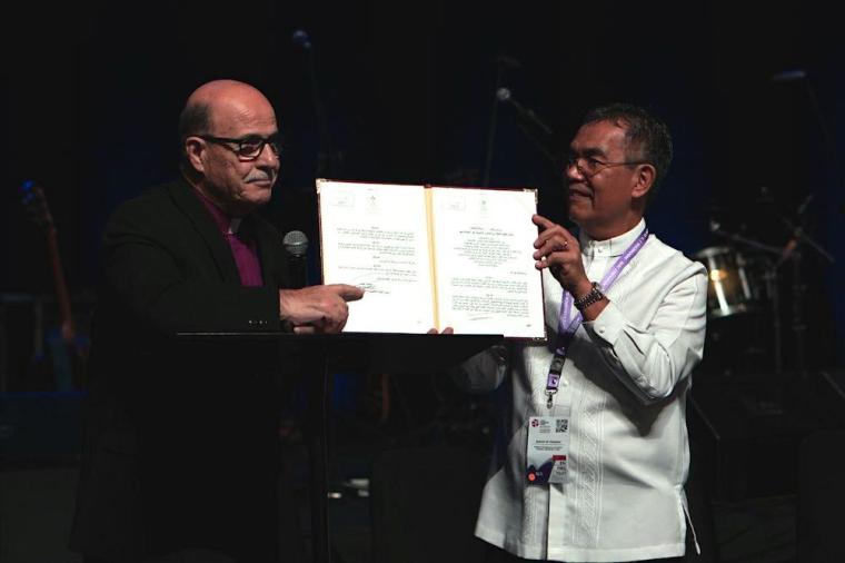 Munir Salim Kakish, presidente do Conselho de Igrejas Evangélicas Locais na Terra Santa [à esquerda], e o bispo Efraim Tendero, secretário geral da Aliança Evangélica Mundial [à direita] mostram documento da Autoridade Palestina. (Foto: Reprodução/WEA)