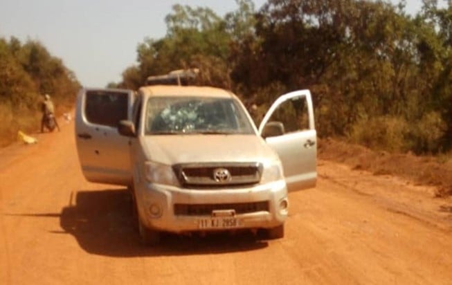Um dos veículos cravejado de balas no ataque dos jihadistas ao comboio de funcionários no sudeste de Burkina Faso. (Foto: Reprodução/Barnabas Fund)