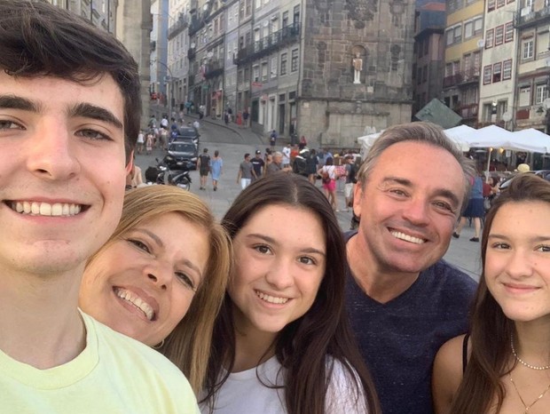 Gugu Liberato com a esposa, Rose, e os filhos João Augusto, Sofia e Marina. (Foto: Reprodução/Instagram)