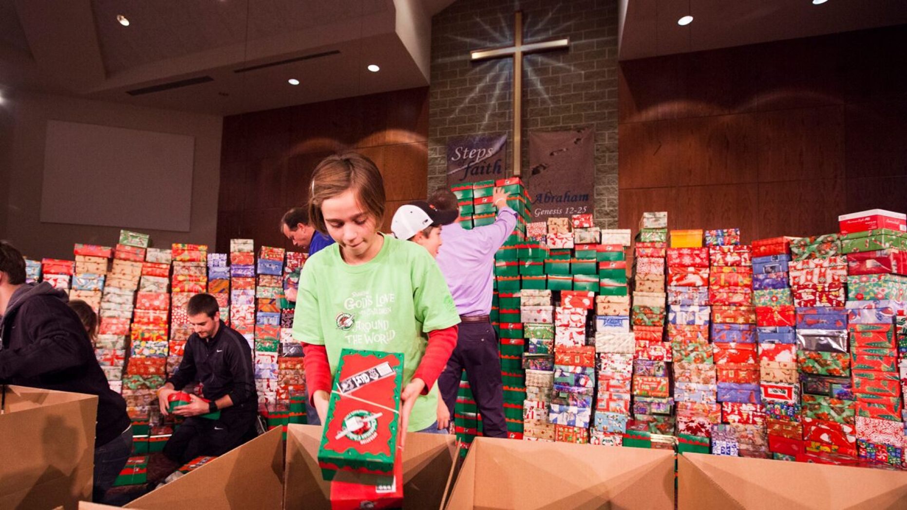 Evilyn Pinnow prepara uma das milhares de caixas de sapatos da Operação Christmas Child. (Foto: Samaritan’s Purse)