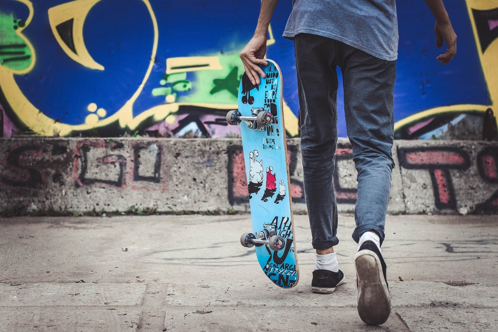 Jovem praticante de skate, um dos esportes que pode aumentar a atividade física entre adolescentes. (Foto: Unsplash)