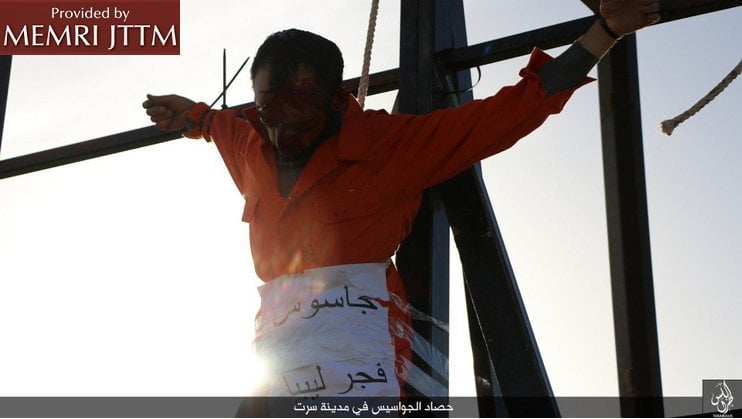 Homem crucificado por terroristas islâmicos sob acusação de espionagem. (Foto: MEMRI JTTM)