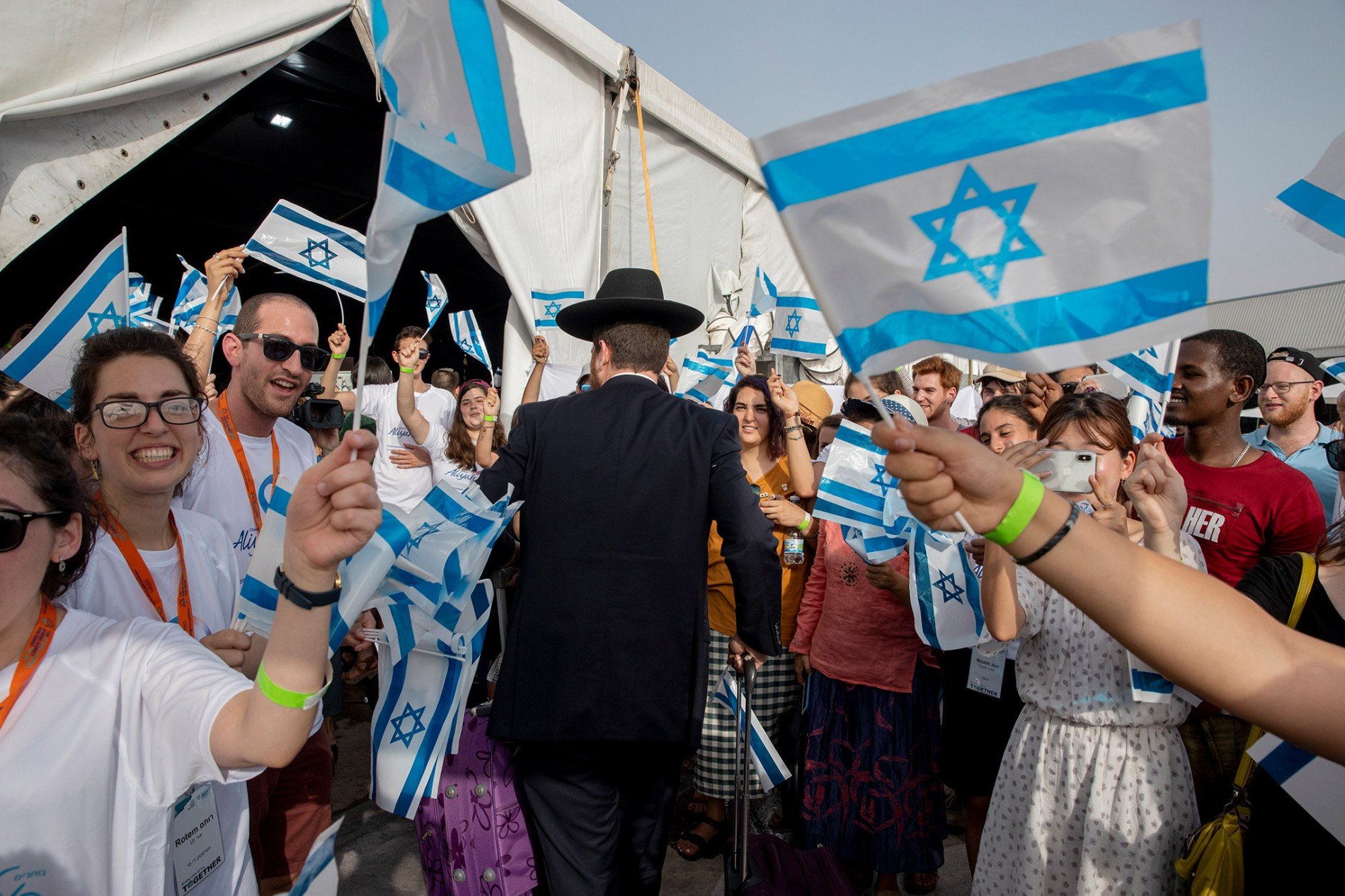 Imigrantes judeus, principalmente da França, recebidos calorosamente em Tel Aviv, em 17 de julho de 2019. (Foto: Reprodução/National Geographic Brasil)