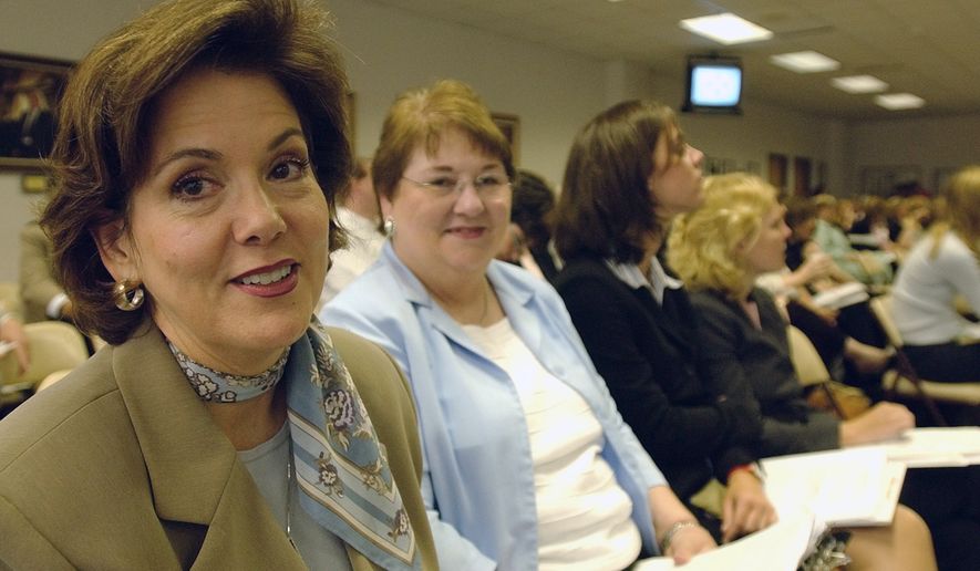 A juíza de paz Dianne Hensley, à esquerda, foi denunciada por se recusar a fazer casamentos homoafetivos. (Foto: AP/Harry Cabluck)