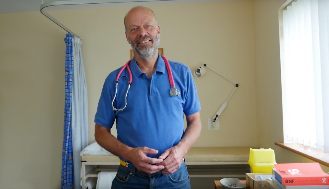 O médico Richard Scott, denunciado por orar com pacientes corria o risco de perder sua licença profissional. (Foto: Reprodução/Christian Headlines)