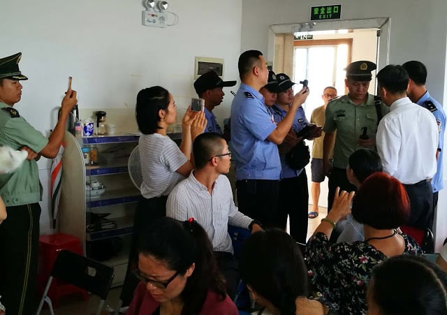 A mando do Partido Comunista Chinês, policiais interrompem culto em igreja doméstica na China. (Foto: China Aid)