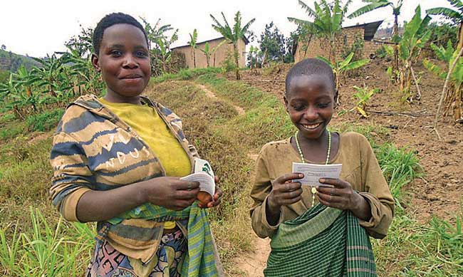 Meninas africanas recebem folhetos evangelísticos em seu idioma. (Foto: Reprodução/CHVN)
