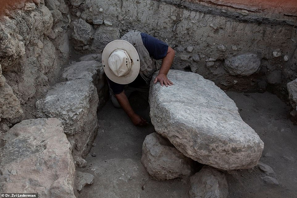 A mesa de pedra foi encontrada sobre duas rochas menores. (Foto: Dr. Zvi Lederman)