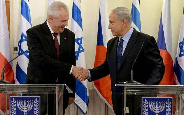 O primeiro-ministro Benjamin Netanyahu aperta as mãos do presidente tcheco Milos Zeman no gabinete do primeiro-ministro em Jerusalém. (Foto: Kobi Gideon / GPO / Flash90)
