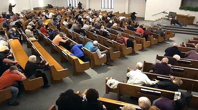 Vídeo mostra fiéis se escondendo durante tiroteio em igreja no Texas. (Foto: West Freeway Church of Christ/Law Enforcement via AP)