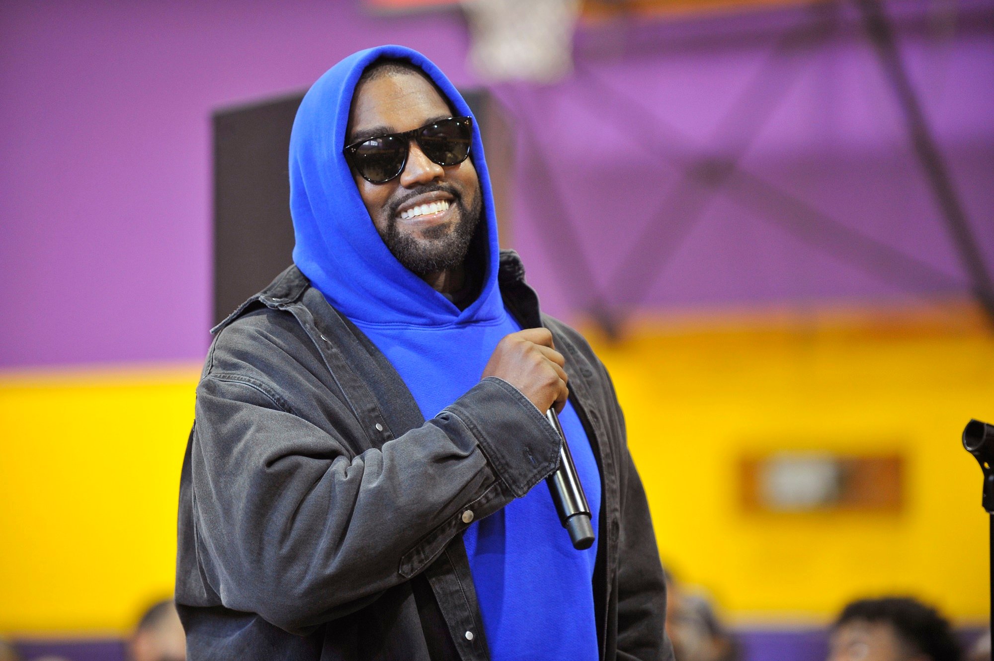 Kanye West celebrou um ano do Sunday Service com moradores de rua, em Los Angeles. (Foto: Valerie Goodloe/L.A. Sentinel)