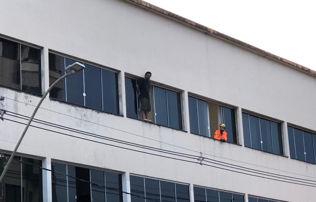 Homem de 43 anos desistiu de cometer suicídio após multidão cantar. (Foto: Reprodução/Patos Já)