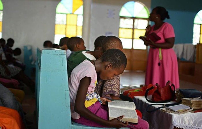 Crianças africanas leem a Bíblia. (Foto: Reprodução/Childcare Worldwide)