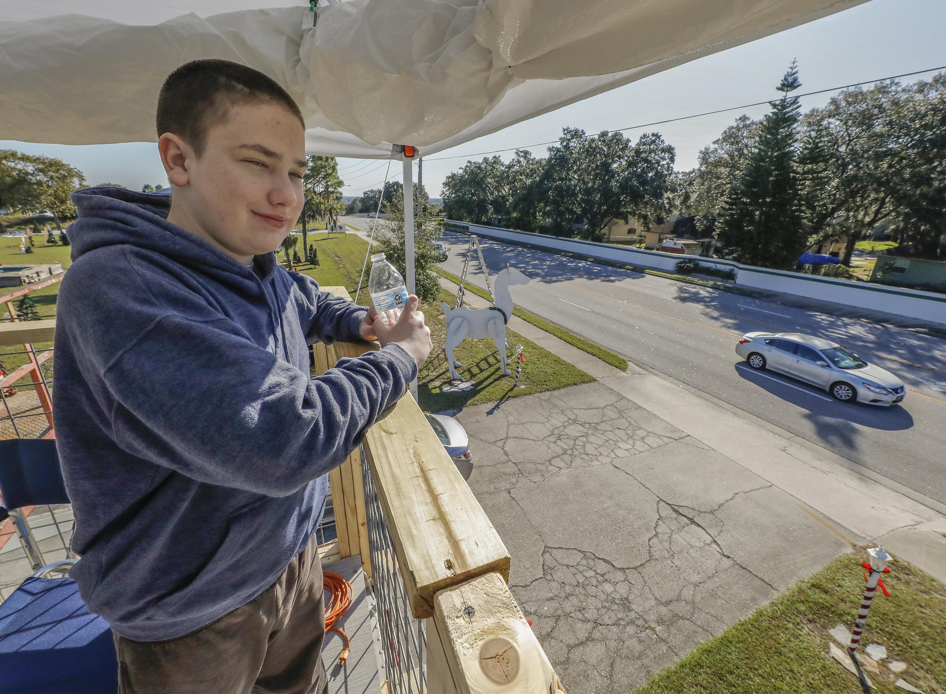 Carson Rudy, de 14 anos, arrecadou doações para uma organização cristã em uma campanha nos EUA. (Foto: Pierre Ducharme/The Ledger)