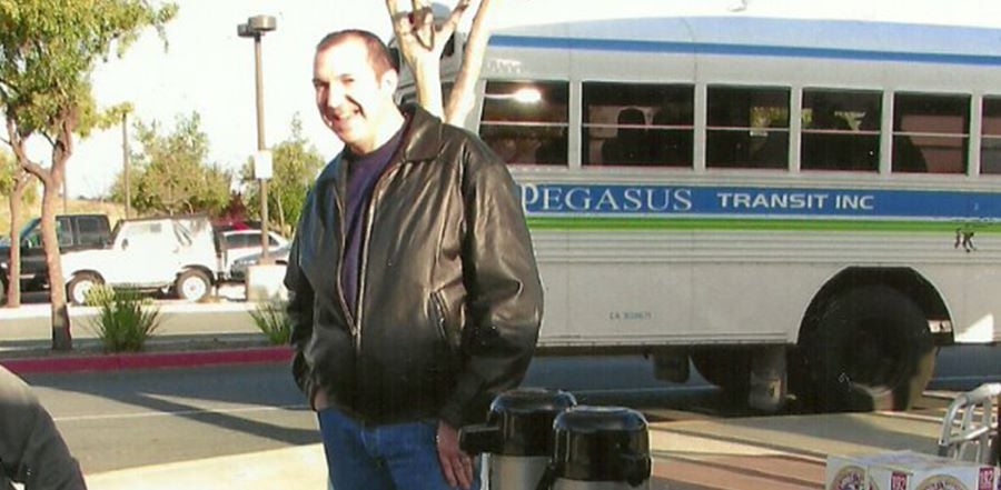 As pessoas que passam no ponto de ônibus se tornaram a segunda congregação do pastor David. (Foto: AG News)