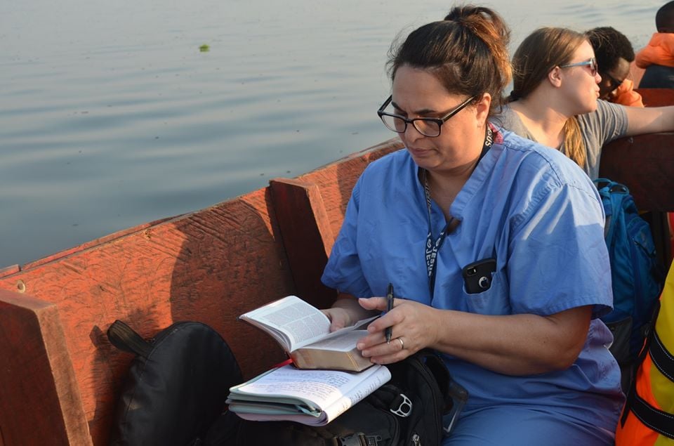 Missionária médica se locomove até ilha para atender pacientes, em Angola. (Foto: Reprodução / Calvary Chapel Entebbe)