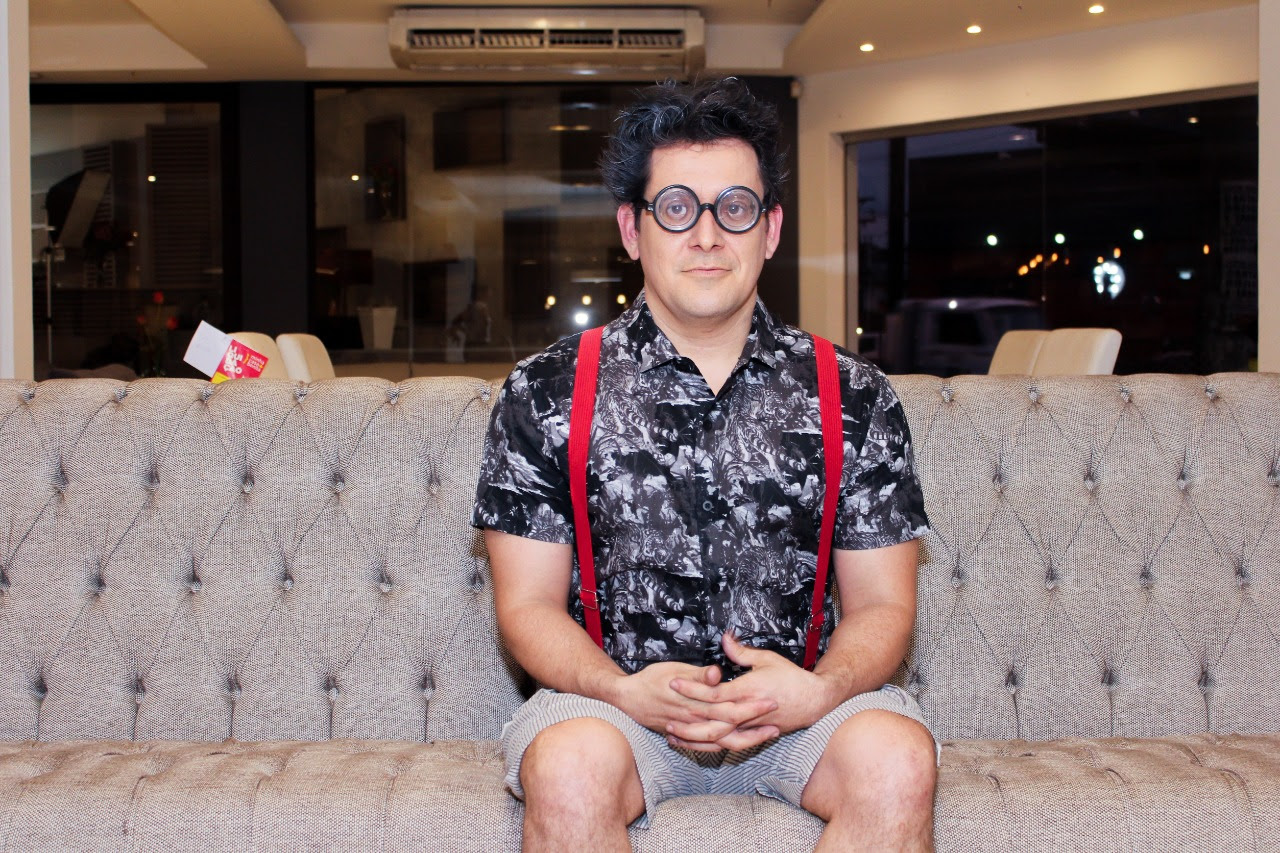 No clipe, Emerson Orofino interpreta diversos personagens. (Foto: Divulgação)