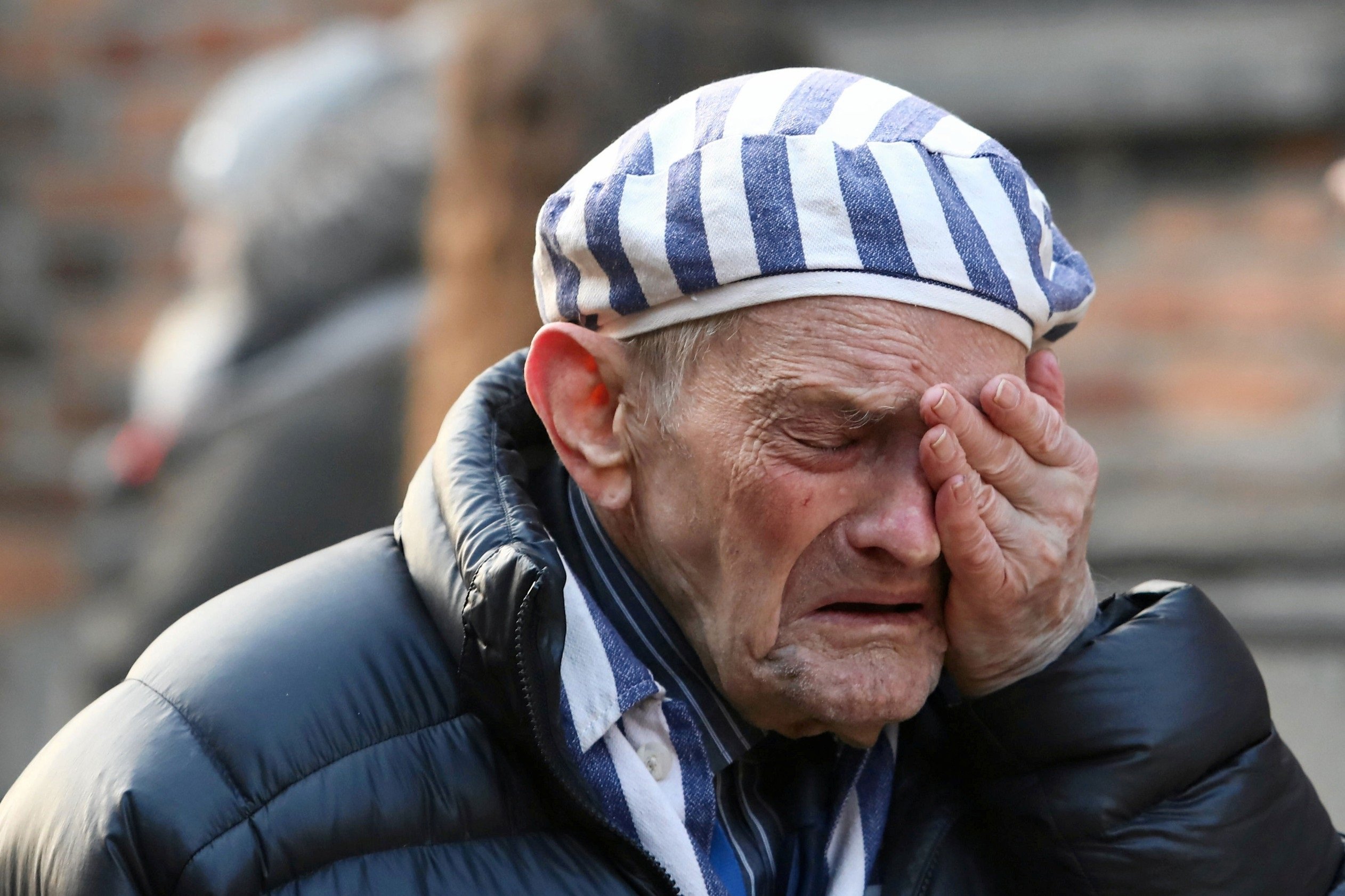 Sobrevivente chora no campo de concentração de Auschwitz, na Polônia, nesta segunda-feira (27), durante cerimônia que lembra os 75 anos da libertação. (Foto: Jakub Porzycki/Agência Gazeta via Reuters)